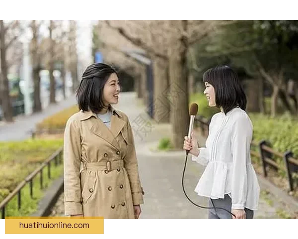 艾维街头演讲引关注 手持麦克风与路人分享独到见解与生活感悟